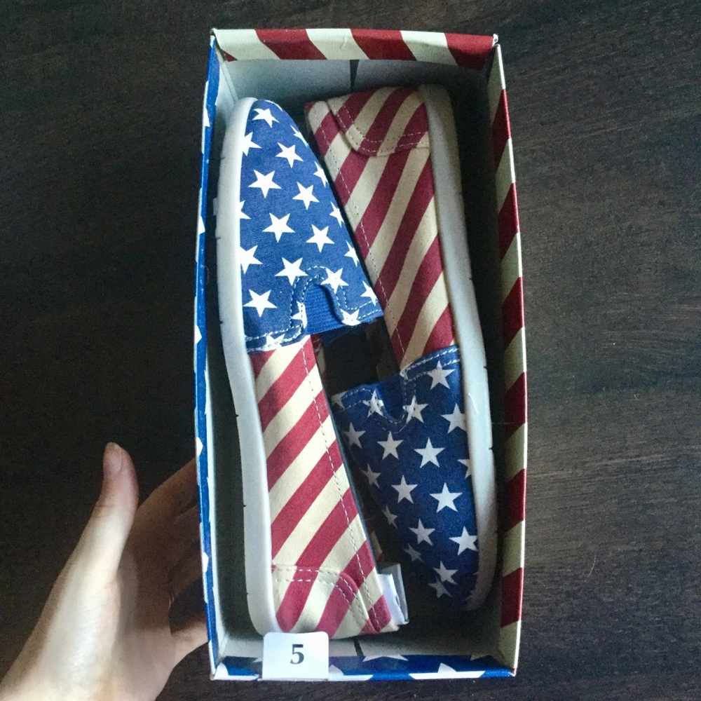Patriotic Flag Dream Airwalk slip on size 5 NWT